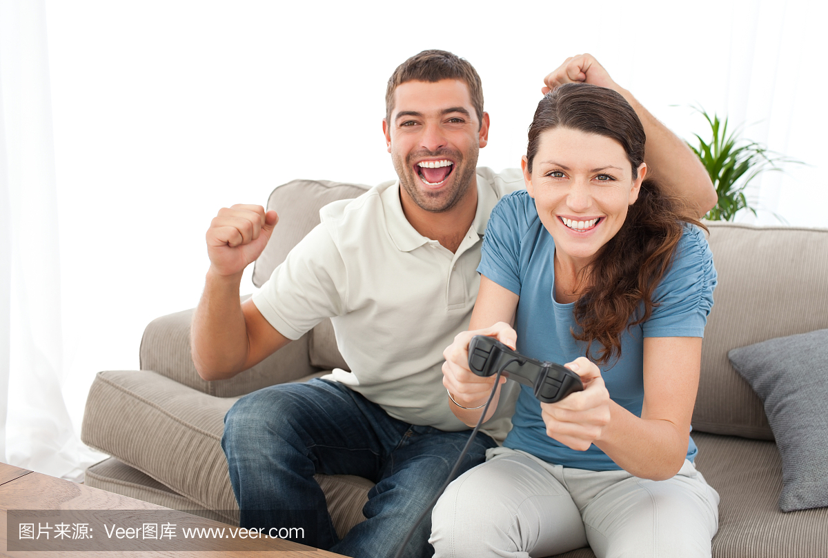开朗的男人鼓励他的女朋友玩视频游戏