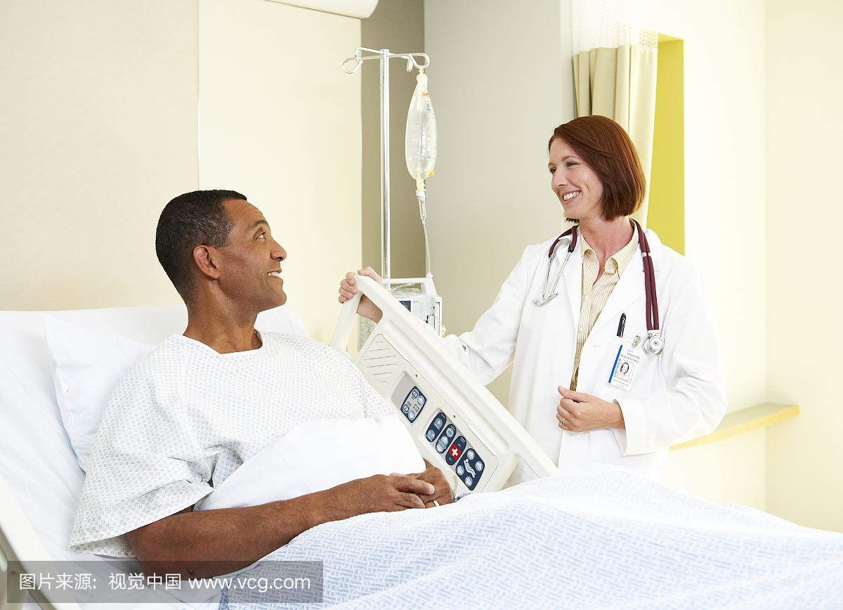 病人床边的医生微笑着