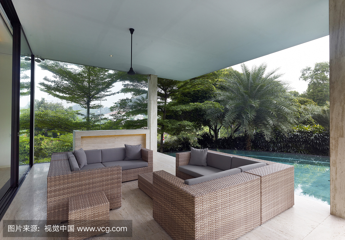 新加坡私人公寓泳池边露台的户外座位