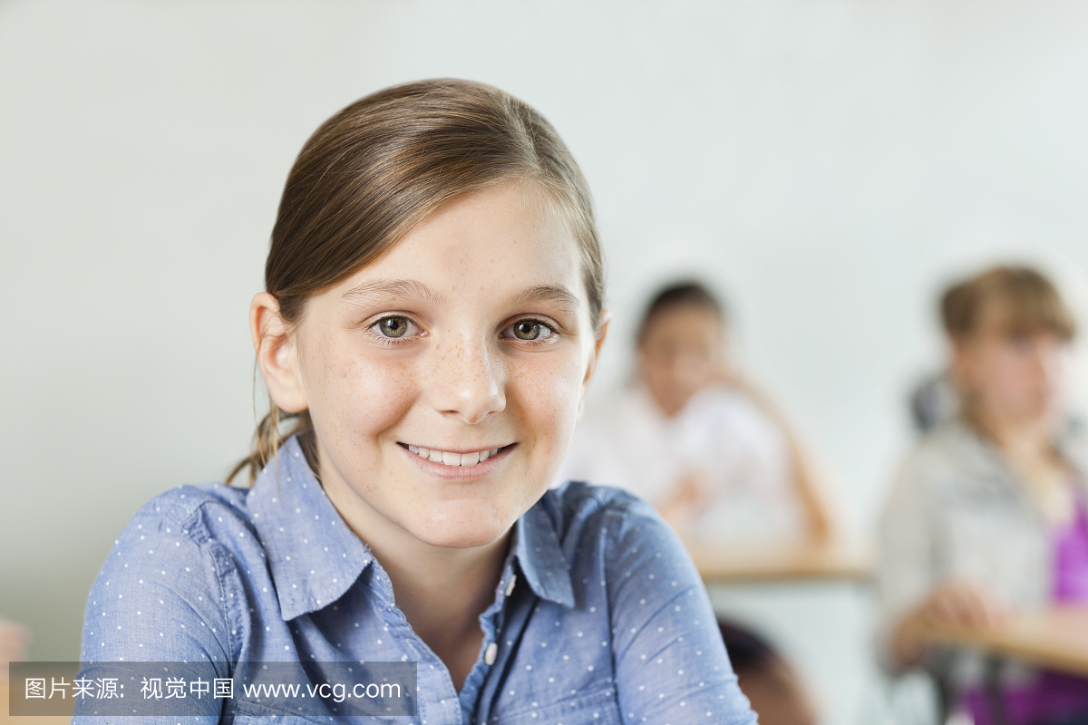 关闭微笑的学生(11-12)在教室里