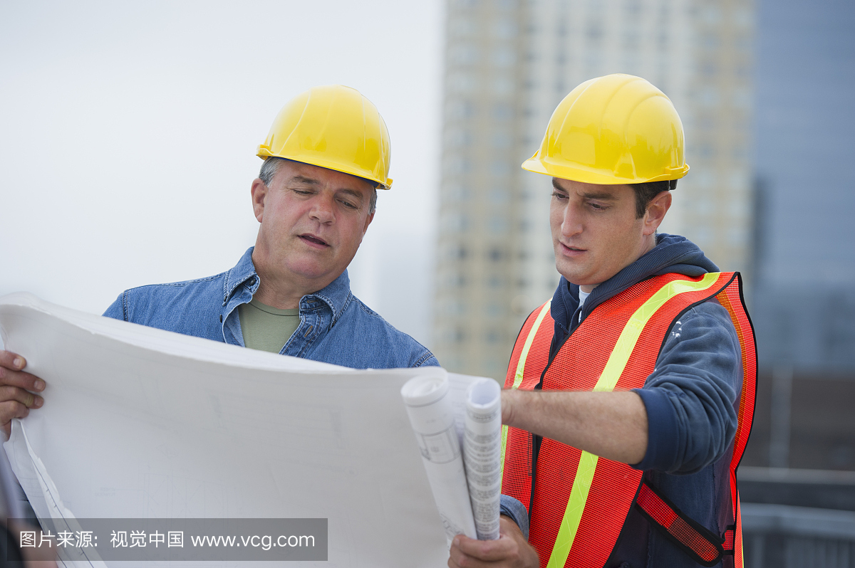 美国新泽西州泽西市建筑工人学习施工现场蓝图