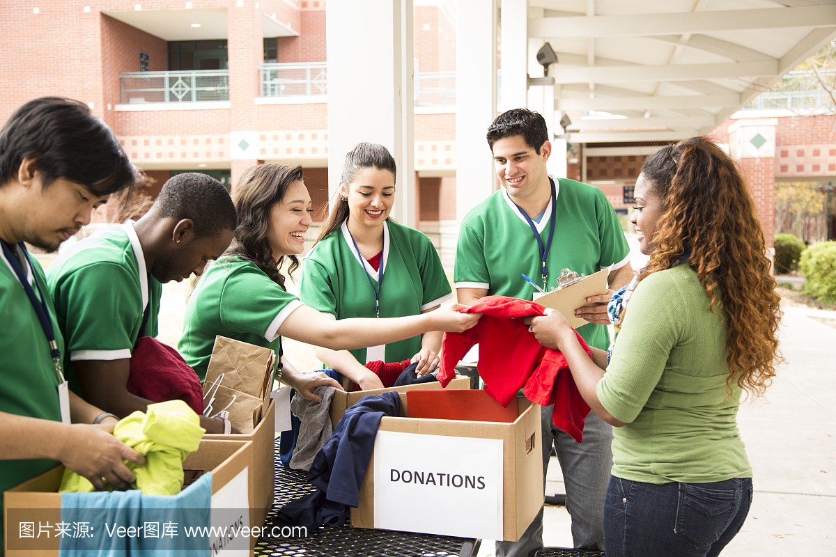 集体大学生志愿者收集服装捐款。慈善机构。