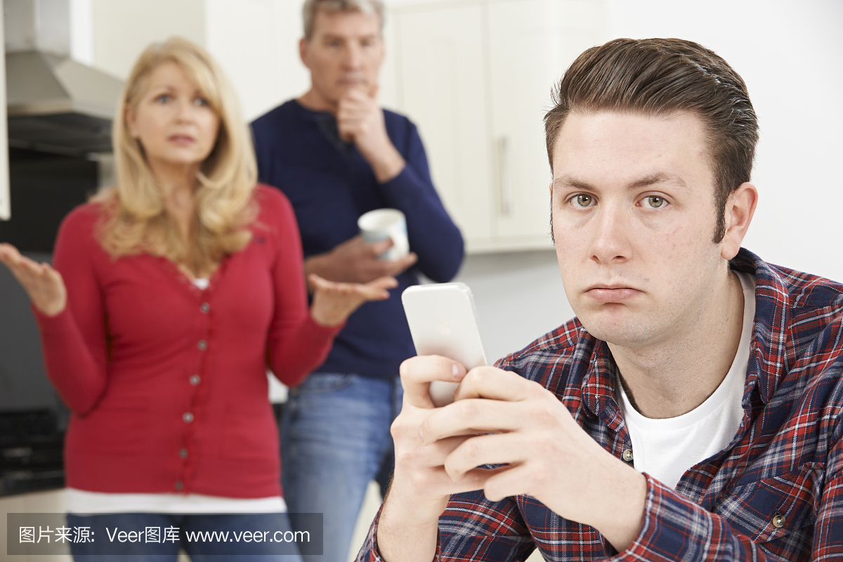 成年父母沮丧与成年的儿子住在家里