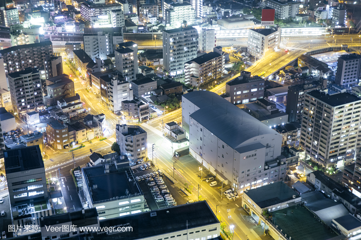 大阪城市景观在晚上,照明高层建筑物,日本