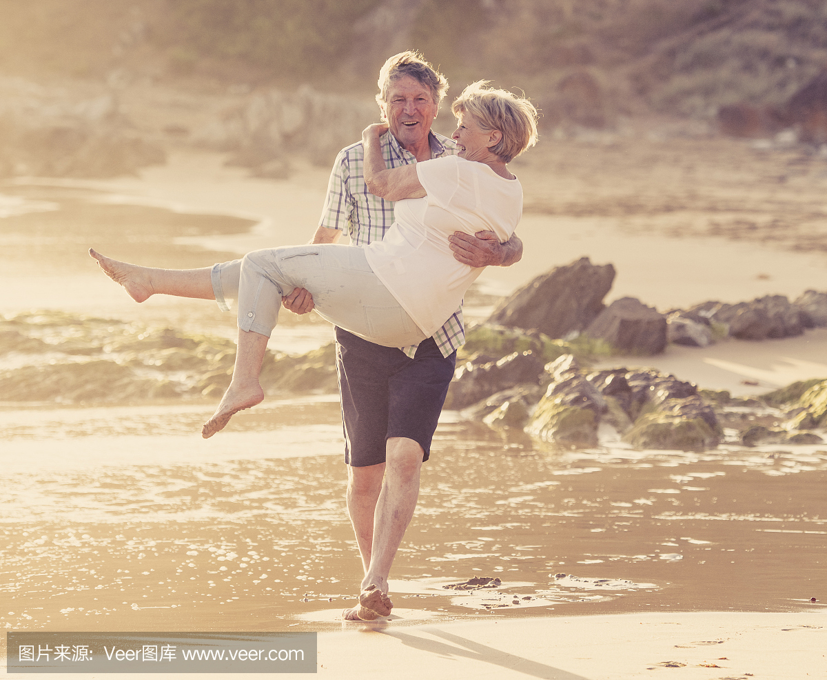 可爱的高级成熟夫妇在60年代或70年代退休走