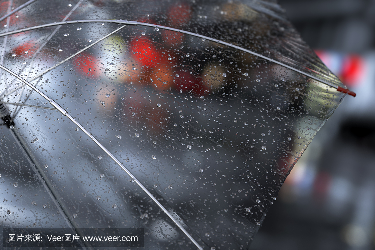 透明伞与雨滴关闭在街道城市