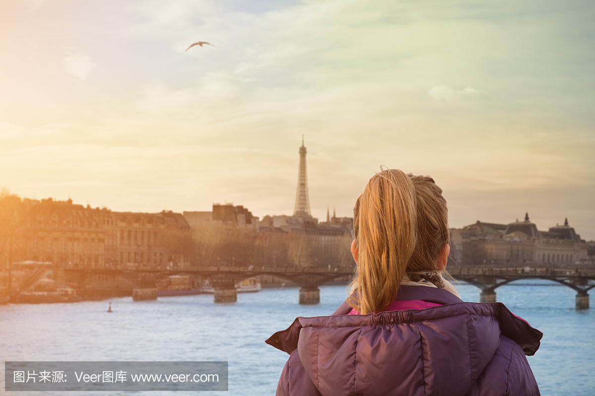 在塞纳河和巴黎城市的日落景观上看。