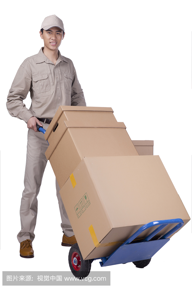 一个穿着工作服运货的青年快递员