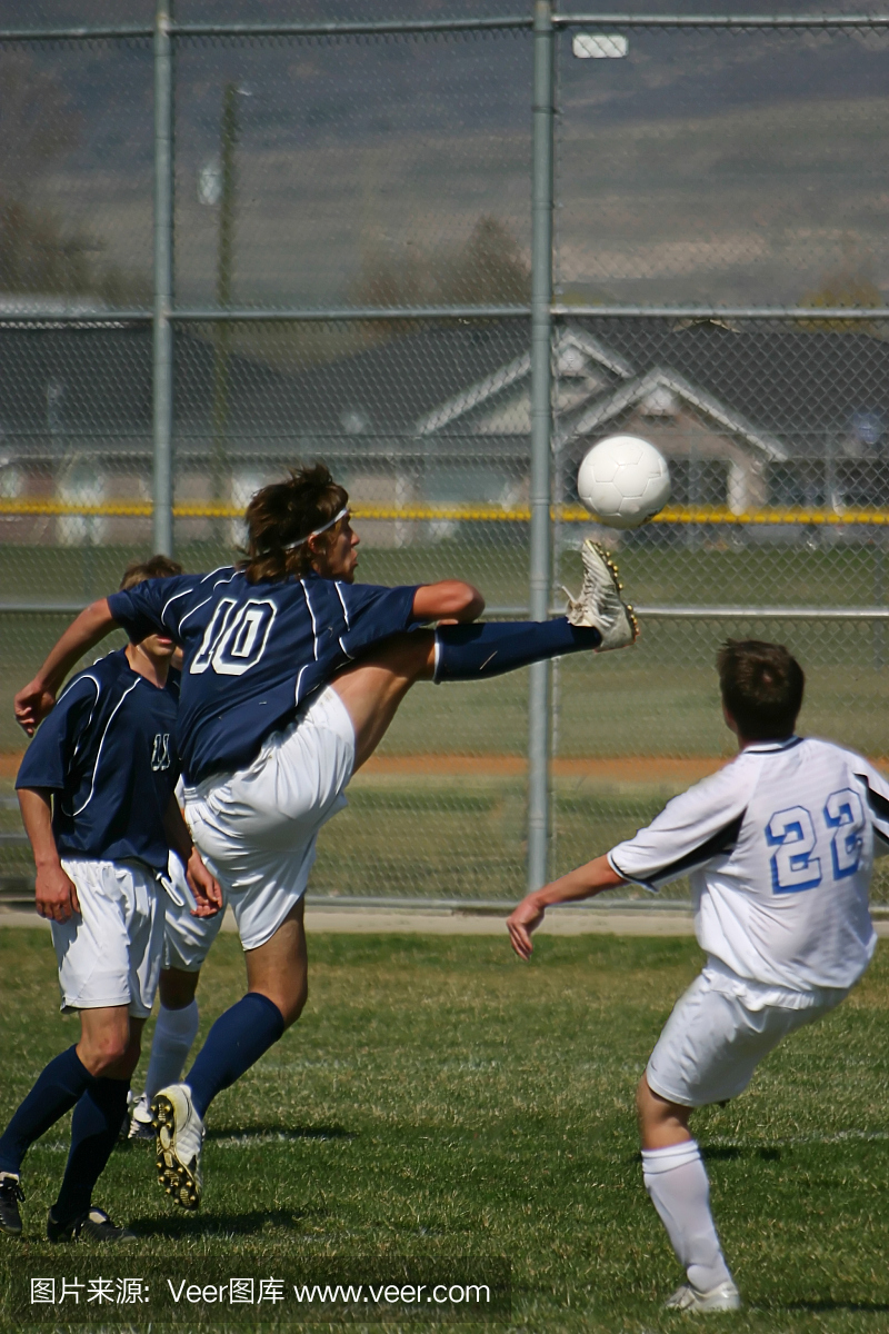 足球年轻人高球踢球