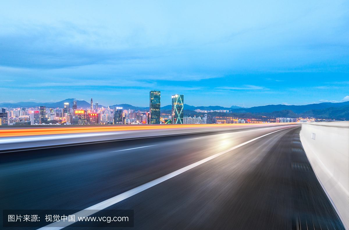高速公路与城市天际线