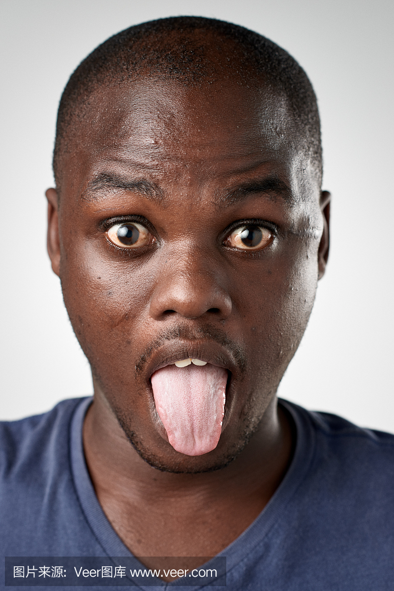 工作室的非洲人用舌头拉出一个愚蠢的表情的肖