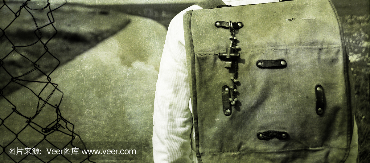 难民孩子与她背包在路上走路