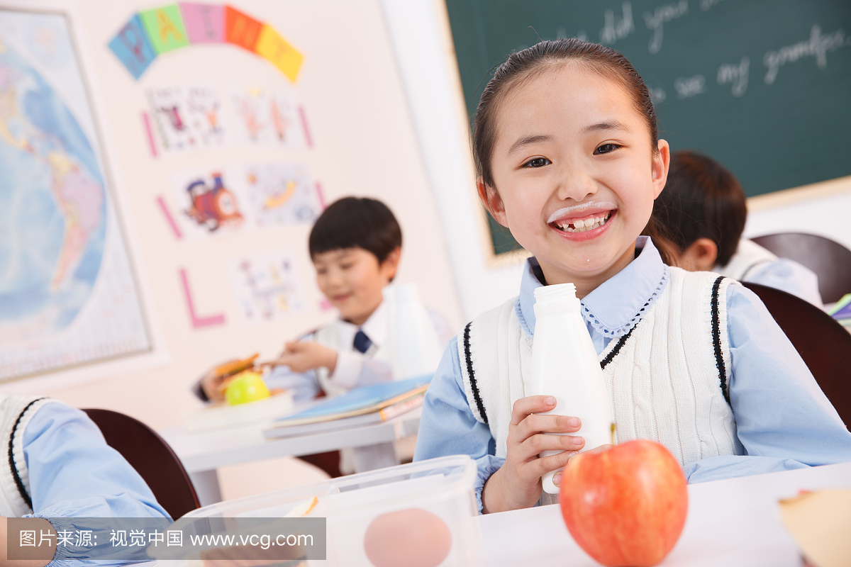 小学生在小学里报名教室吃饭通知图片