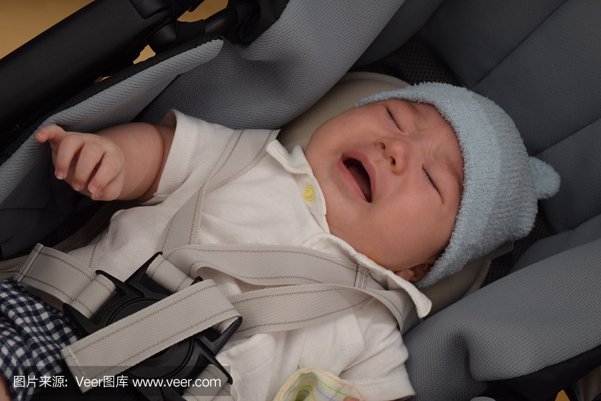 婴儿在出生2个月后在婴儿车上哭闹,男孩