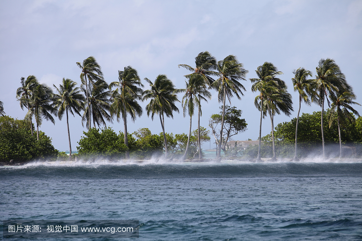 马尔代夫,南马累环礁,在一个暴风雨的日子,冲浪