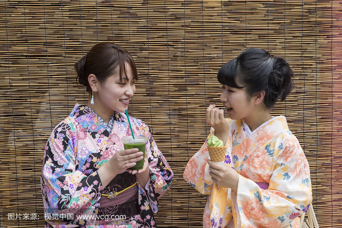 穿和服服装的女孩,有冷茶点冰淇淋京都东京