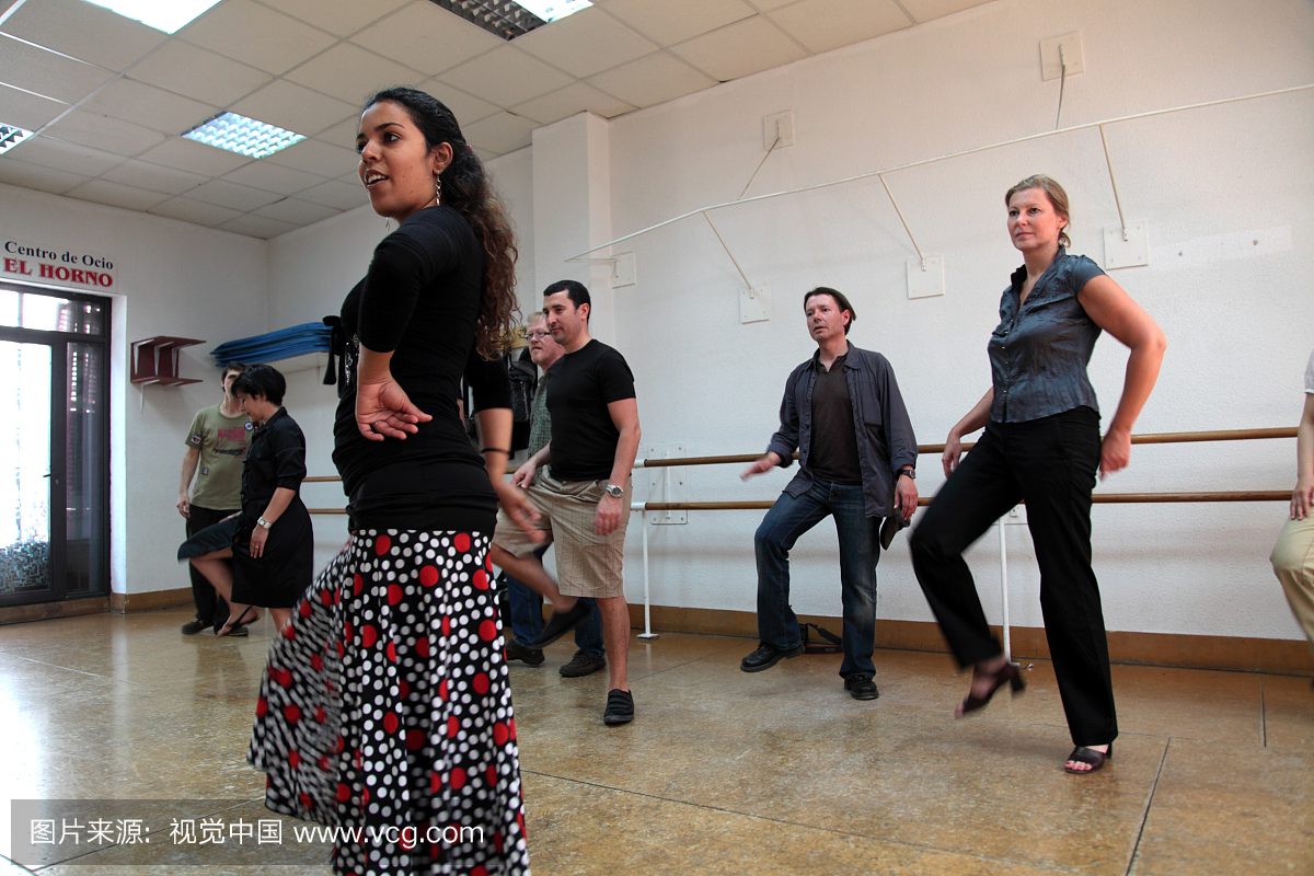 老师在弗拉门戈舞蹈学校上课。