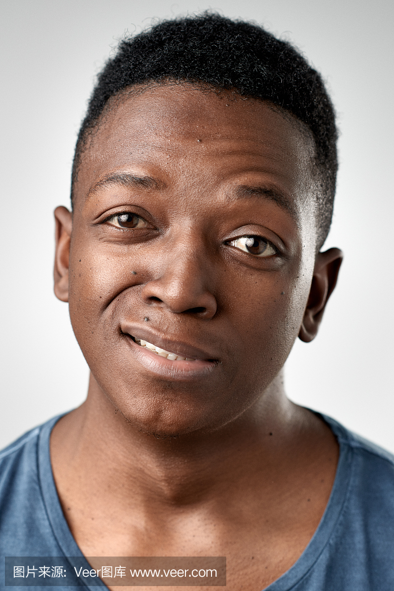 非洲人制作愚蠢expresion画室肖像