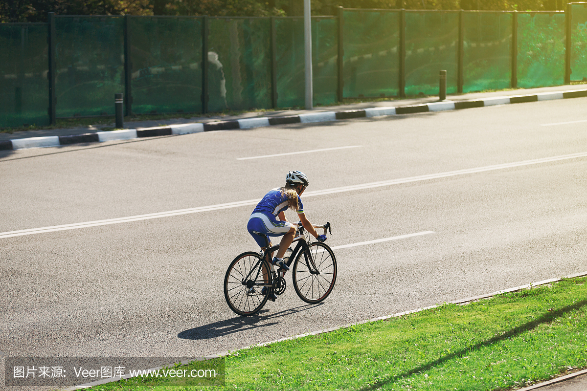 女骑自行车的人在路上骑着赛车