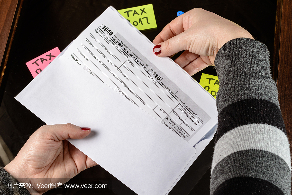 女子填写纳税单,办理税务文件。1040号个人所