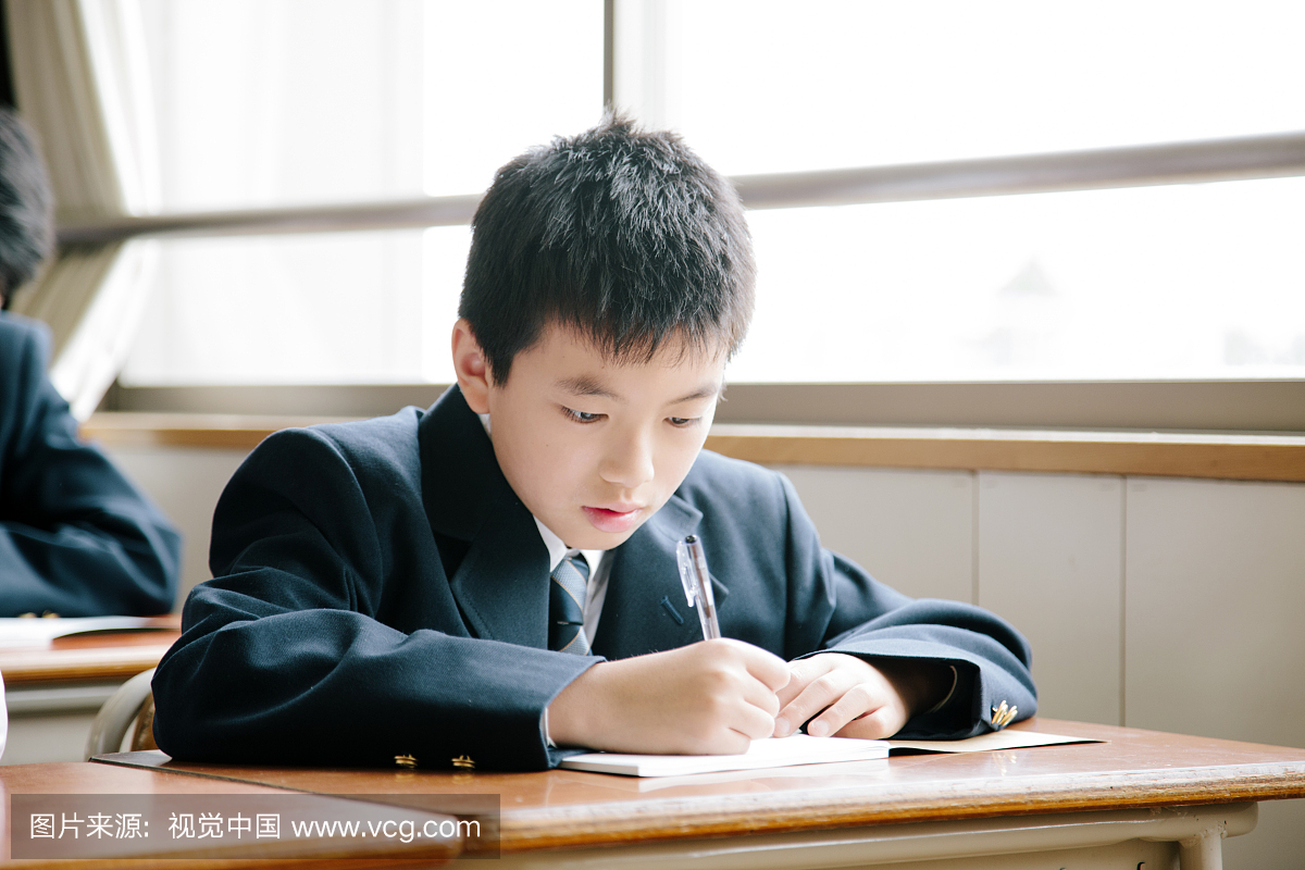 高中生,在河南男性v男性的年轻高中教室哪个日本a男性学生图片