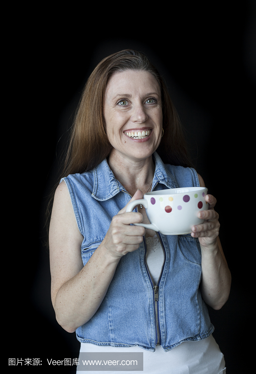 有美丽的微笑和咖啡杯的中年妇女