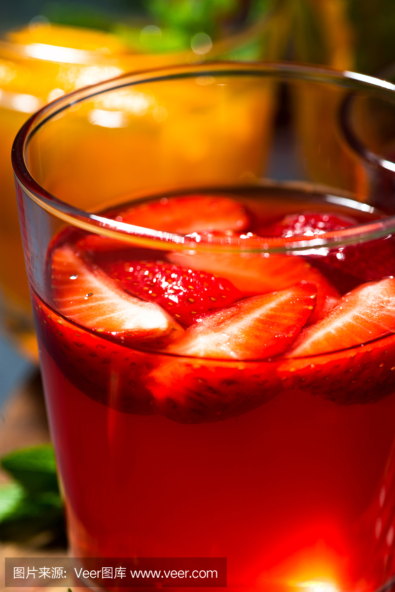 冷水果和浆果饮料在黑暗的桌子上的分类