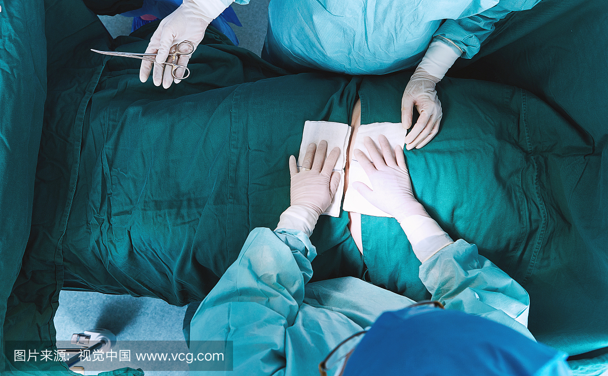 在产科病房手术室对腹部进行手术的外科医生的