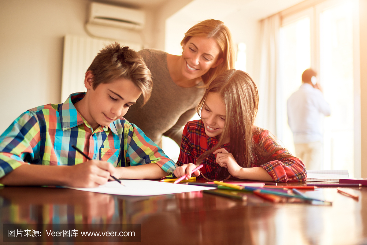 母亲和孩子做家庭作业