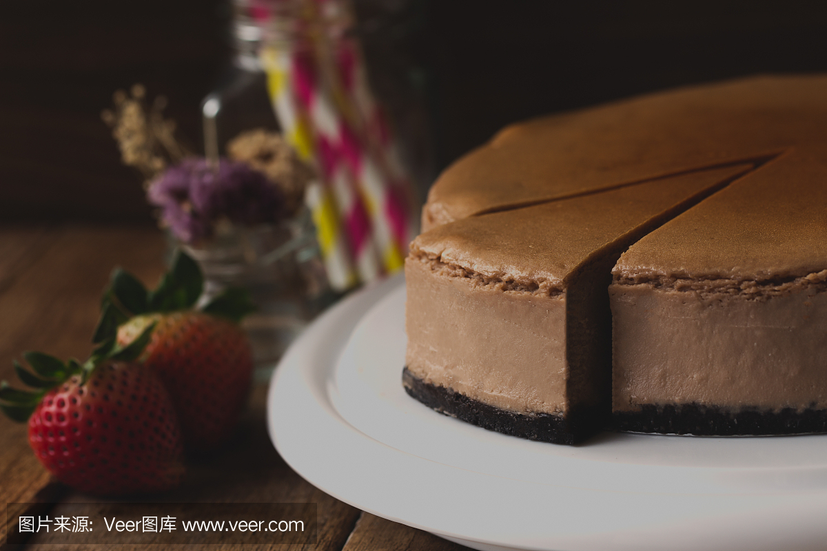自制巧克力芝士蛋糕在乡村木桌上。烤巧克力芝