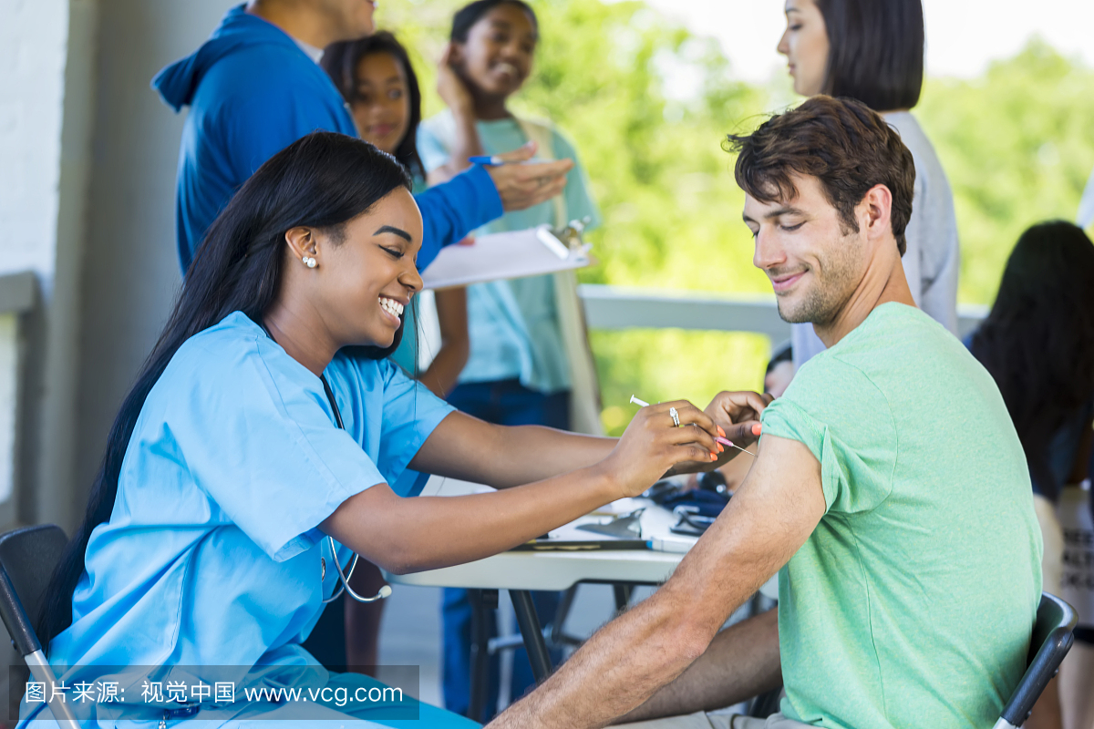 男子在户外免费诊所接受免疫接种