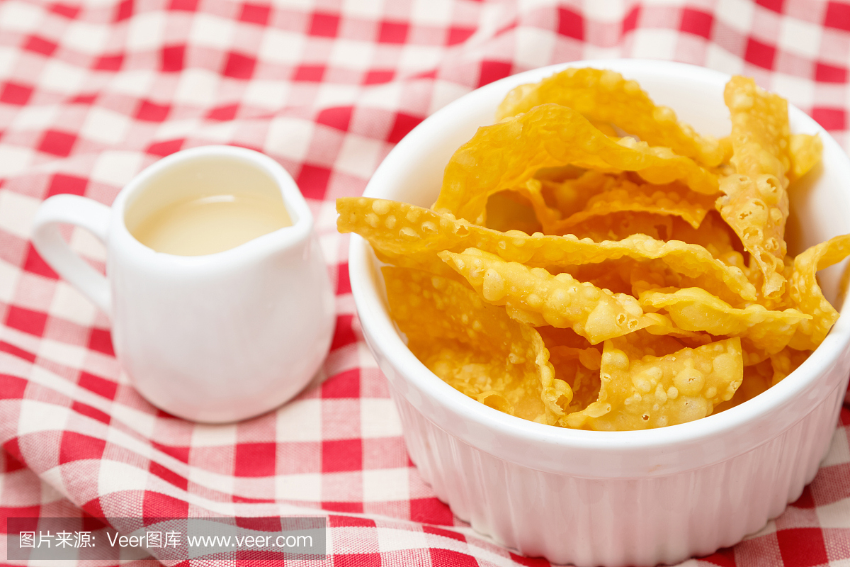 亚洲风味的食物开胃菜深馄饨,脆皮馄饨