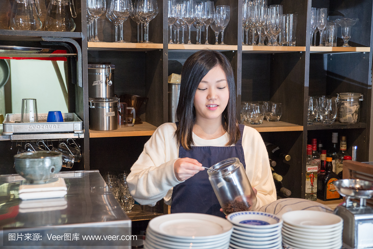 日本咖啡馆的年轻漂亮女服务员在东京休息