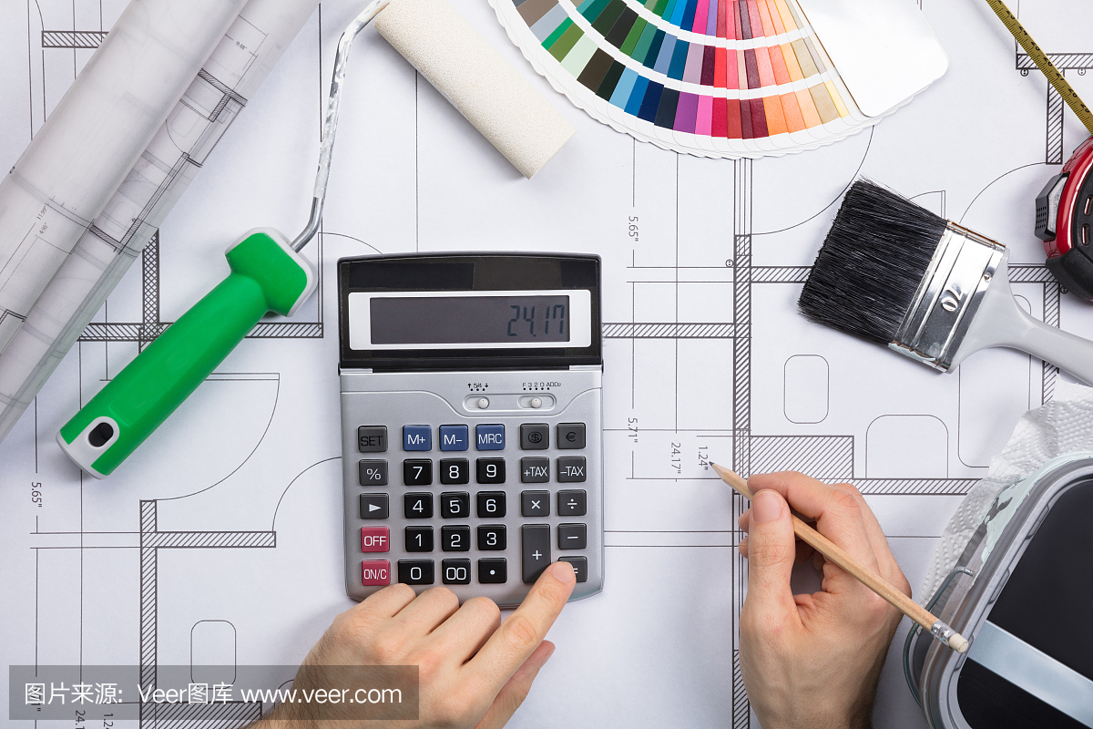 使用计算器的蓝图上的建筑师绘图计划