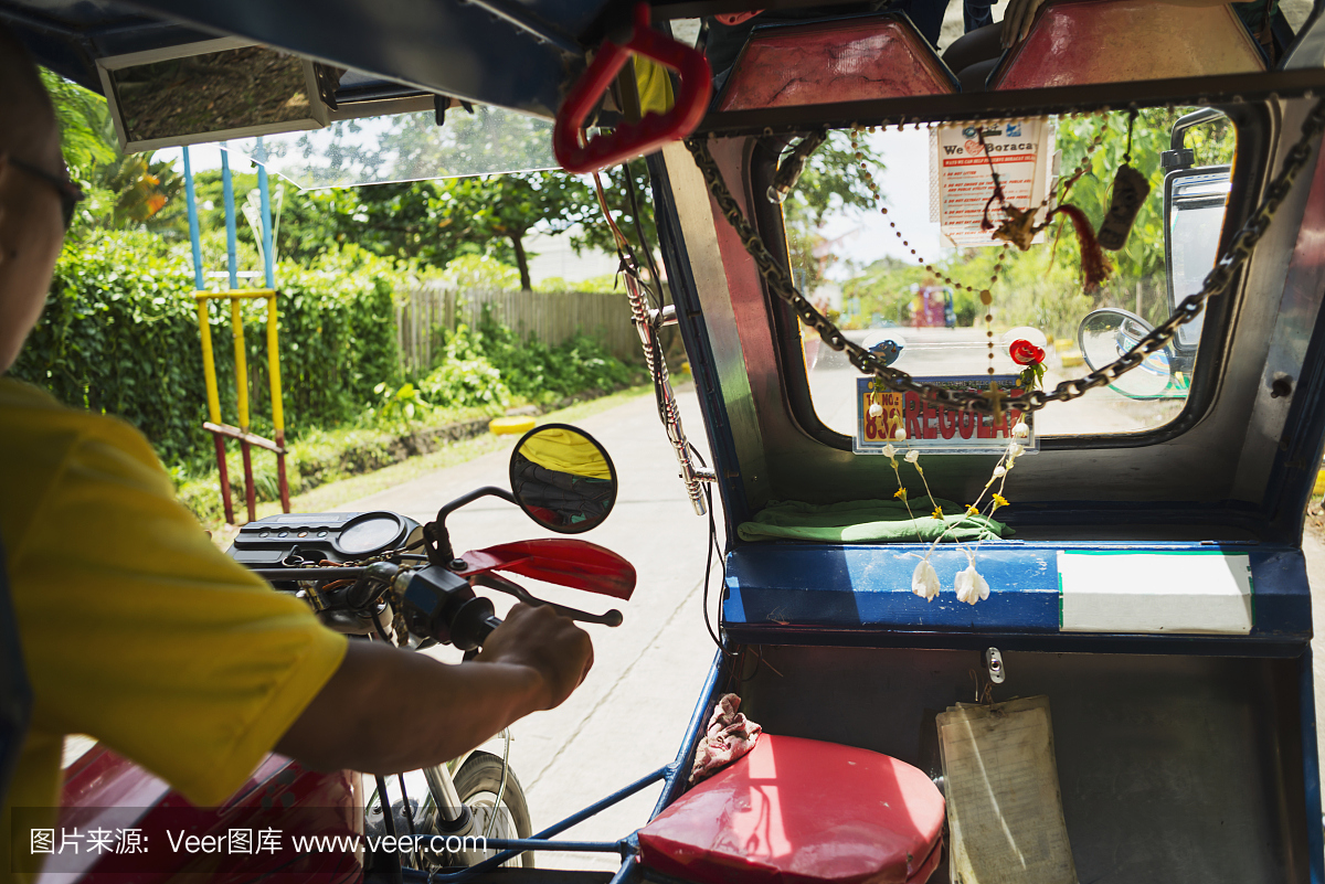 在嘟嘟车内,菲律宾最受欢迎的交通工具;长滩岛
