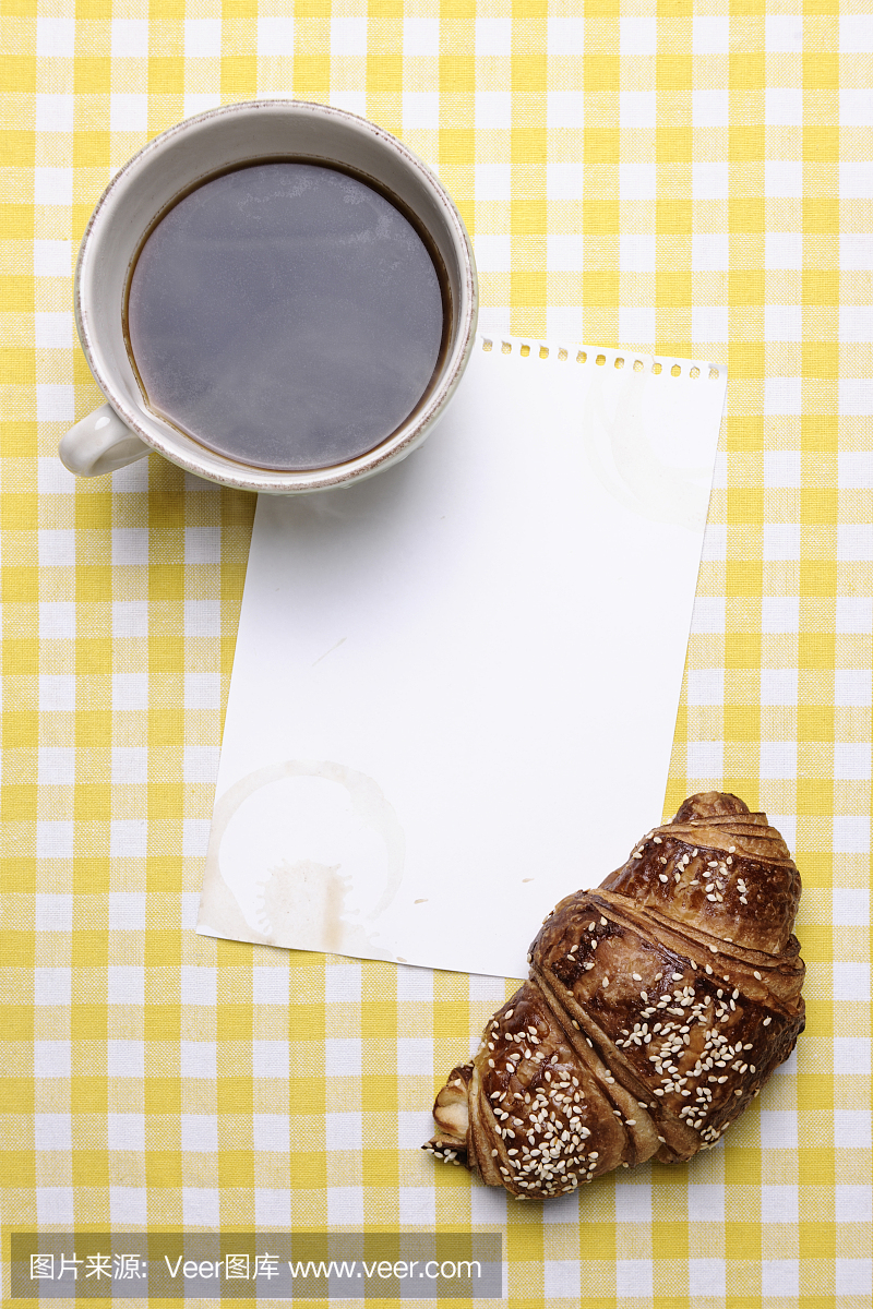 咖啡,牛角面包,果酱和空白纸的早餐场面