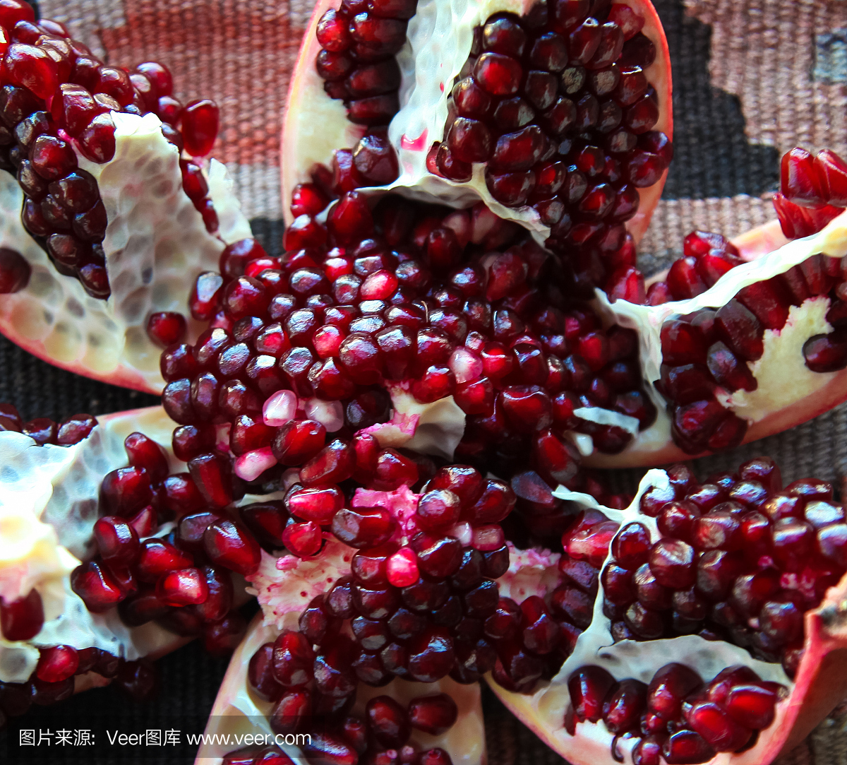石榴果实在地毯上