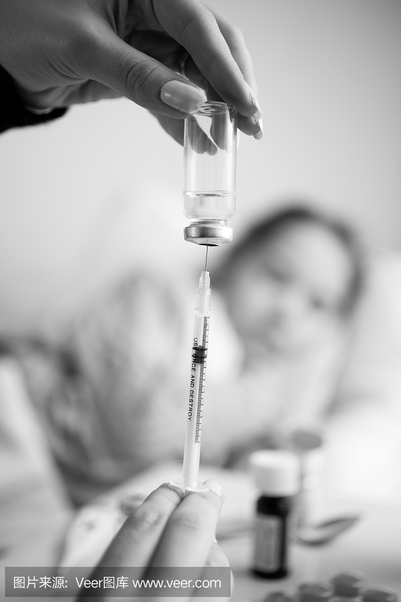 女孩从安瓿瓶灌注注射器的单色特写照片系运动女生图片