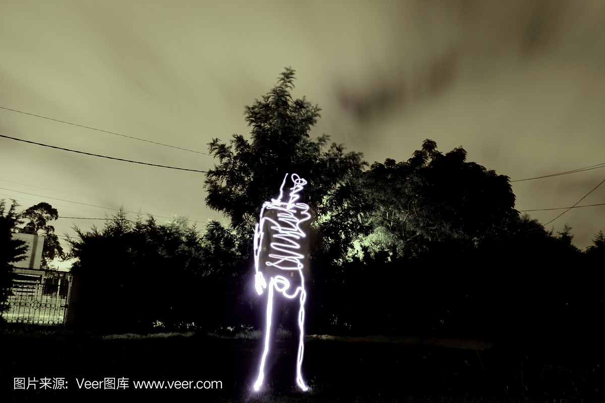 站在花园里的光人