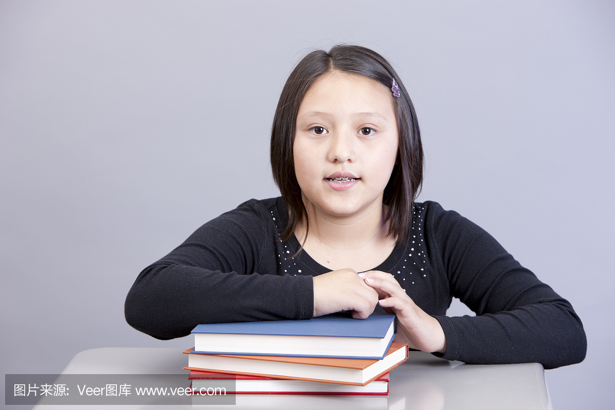 教育背景:西班牙裔女孩在书桌头肩上学习或学