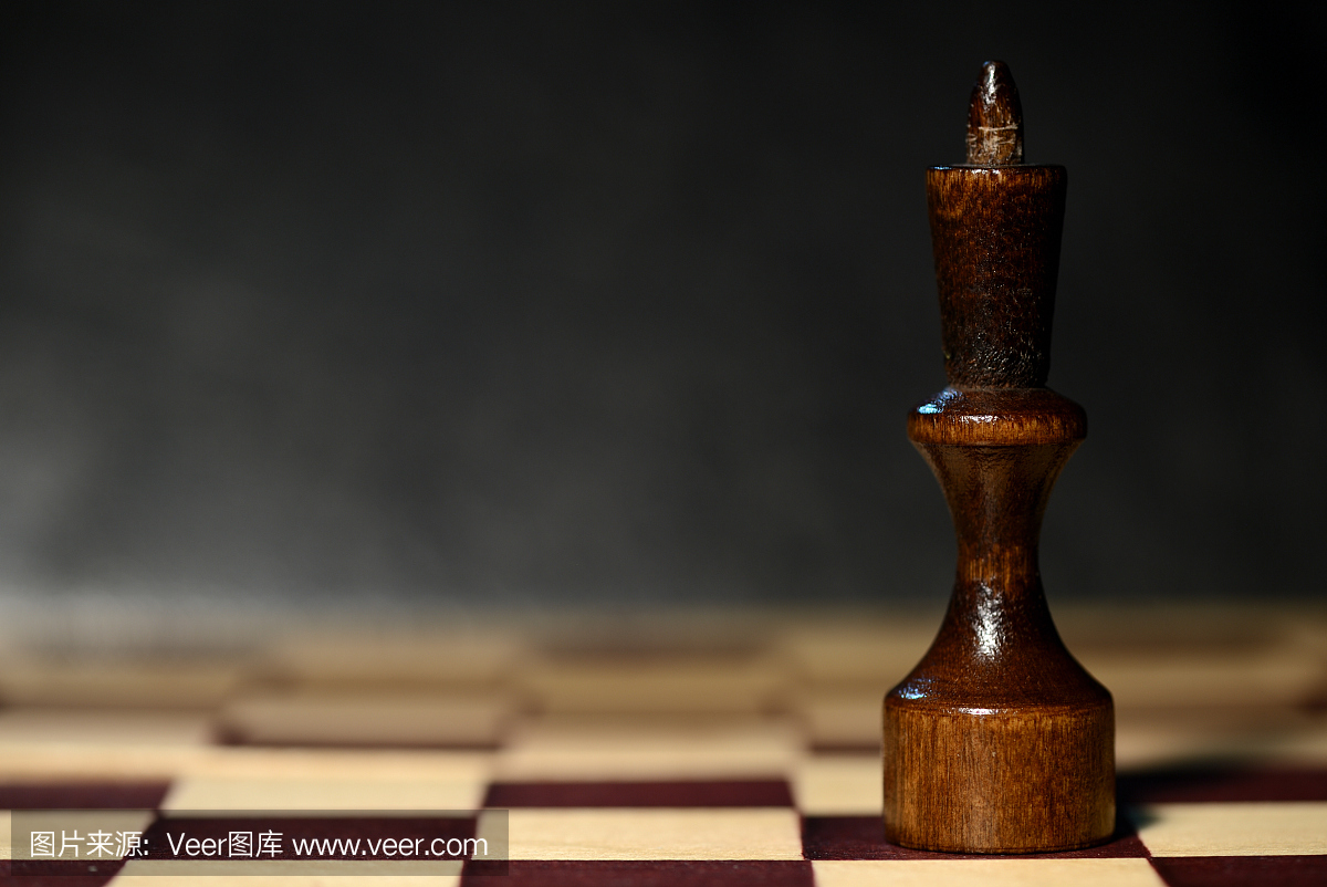 在黑暗的背景上的棋盘上的国际象棋棋子关闭