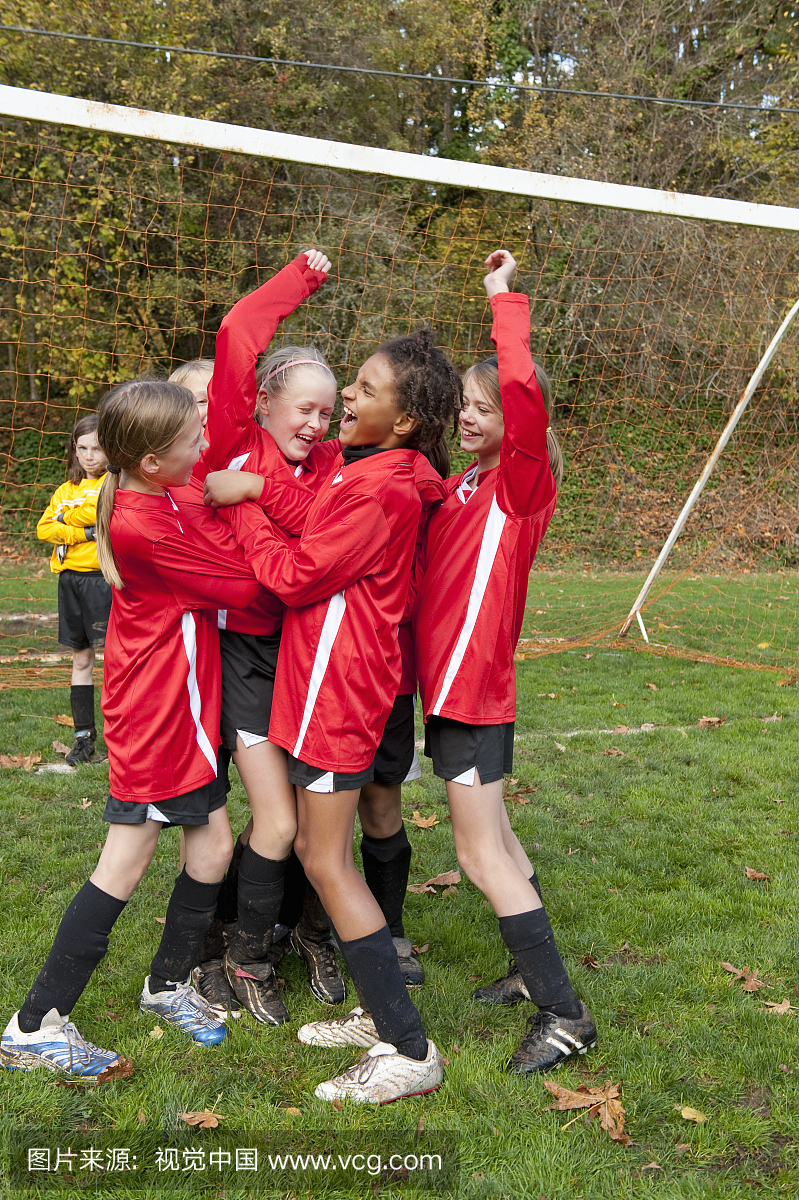 足球队在进球中庆祝