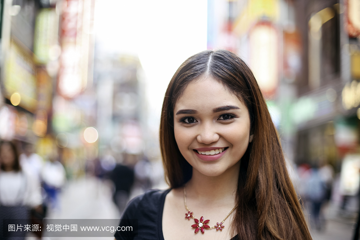 年轻的西班牙裔女人,微笑着看着相机,购物,东京