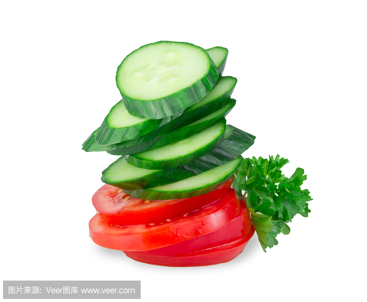 黄瓜和蕃茄切片隔绝在白色堆栈