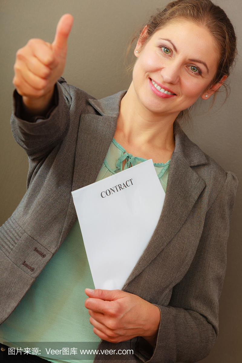 女商人持有合同