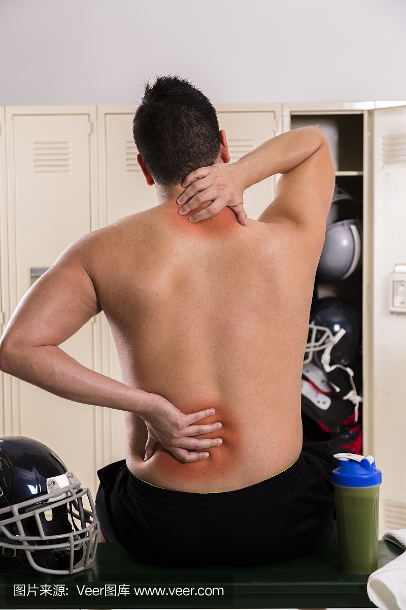 运动疼痛:男性运动员按摩颈部和背部,更衣室。