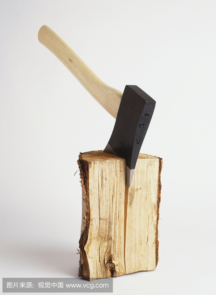 斧头在木头。