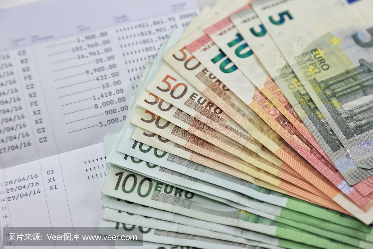 许多欧元纸币和银行账户存折显示了很多交易。
