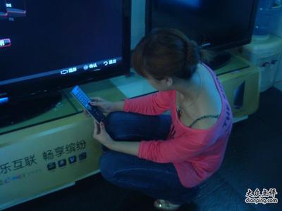 美女弯腰一瞬间