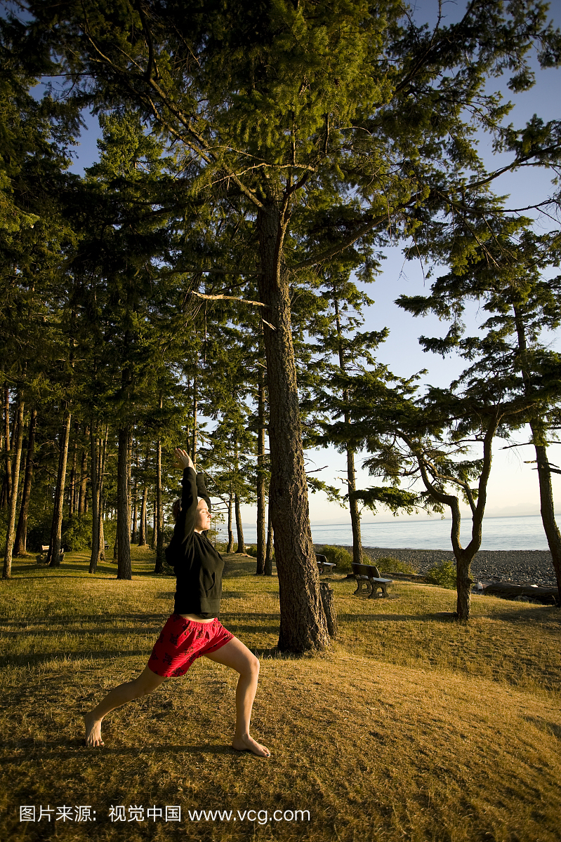一个女人在凯蒂科尔曼海滩露营地的瑜伽姿势中